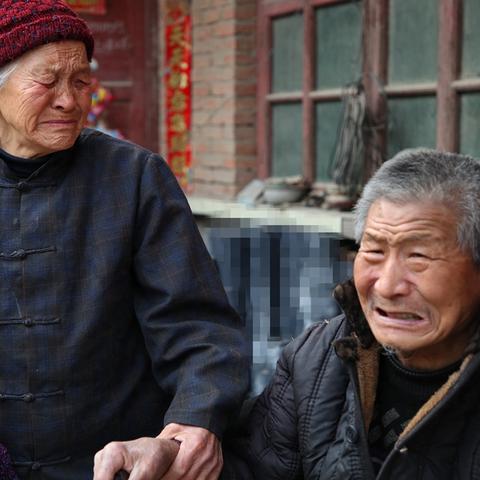 (沧海一声笑滔滔两岸潮什么意思)沧海一声笑 哈哈 滔滔：风浪起，笑看世事变幻，潮起潮落任自然